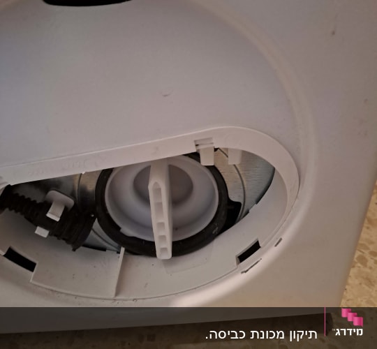 פתח עגול במכשיר עם חלקים פנימיים חשמליים